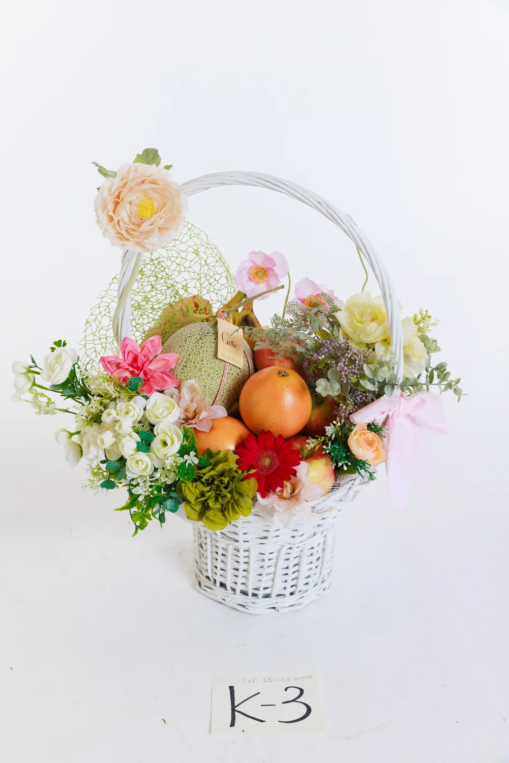 生花とフルーツを組み合わせたボックスギフト