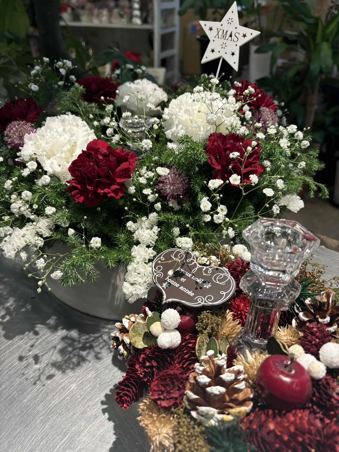 赤と白の花を中心に仕立てた季節の定期装花