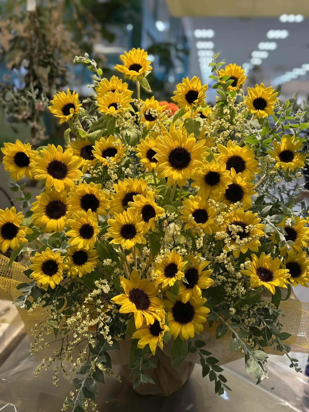 空間を明るく彩るひまわりの定期装花